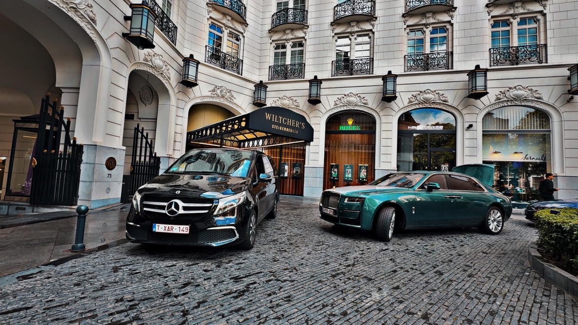 Mercedes Classe V devant hôtel de luxe