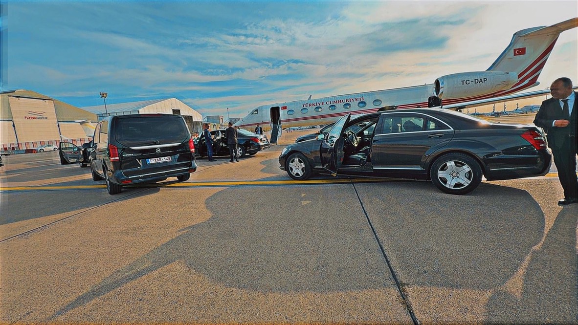 Chauffeur privé Mercedes sur tarmac jet privé